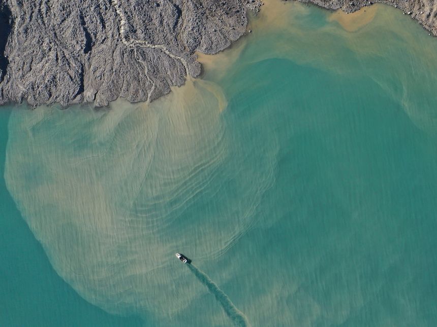 Dronebilde av grønnaktig sjø