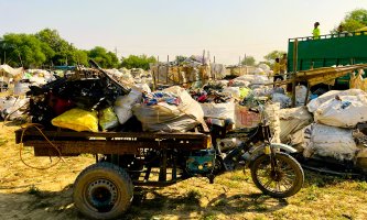 Moped lastet med store mengder plastsøppel