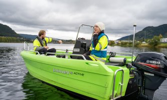 NIVA forskere ute i båt ved Drammen. Foto: Trygve Heide/NIVA