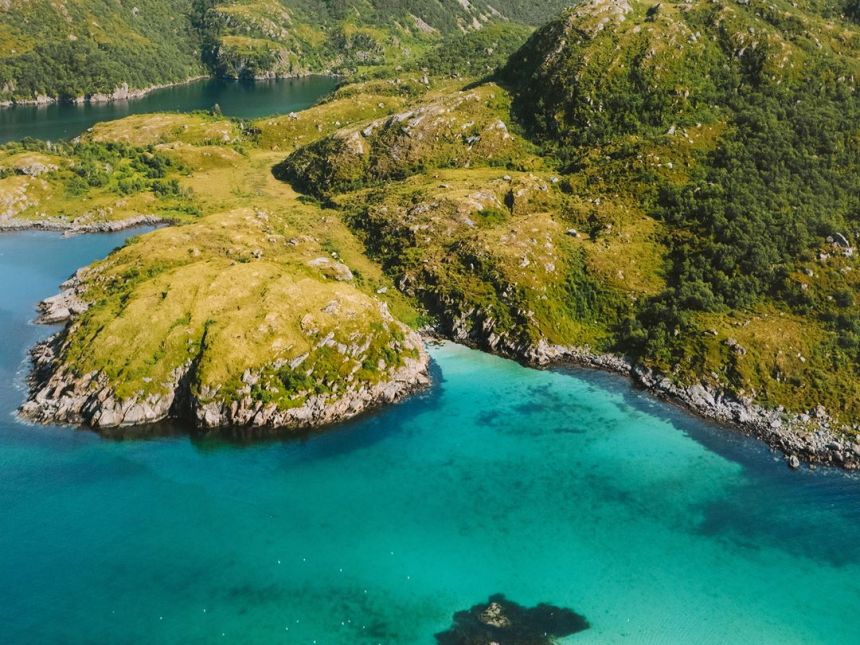 Et bilde av hav og fjord fra shutterstock.com