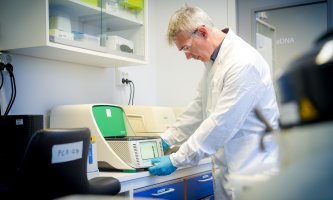 A NIVA researcher in NIVAs eDNA lab.