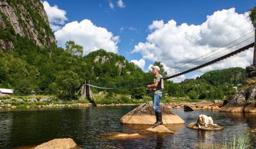 Bilde av person som fisker i elv.