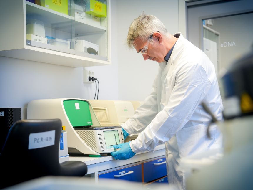 NIVA forsker i NIVAs eDNA laboratorium.