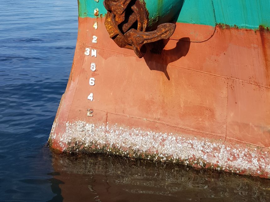 Et båtskrog med rur på 