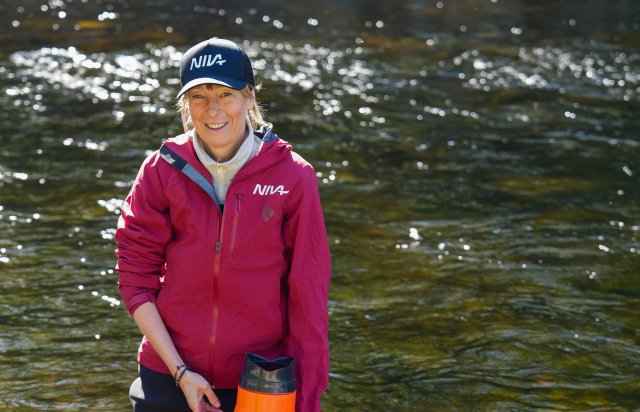 Kvinne i vadebukser i Akerselva