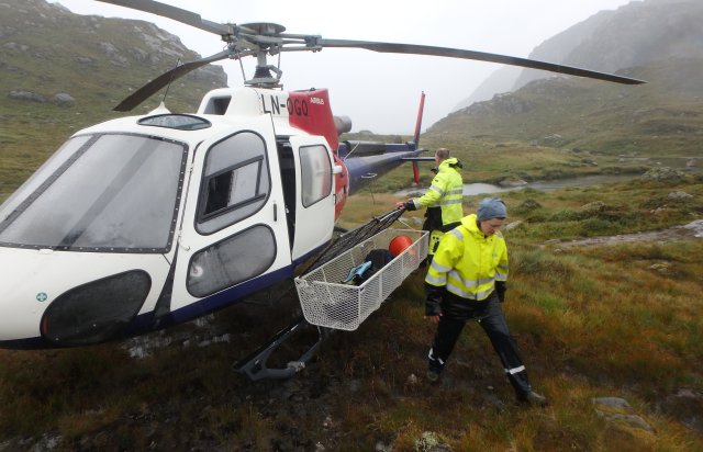 Forskere på vei ut av helikopter