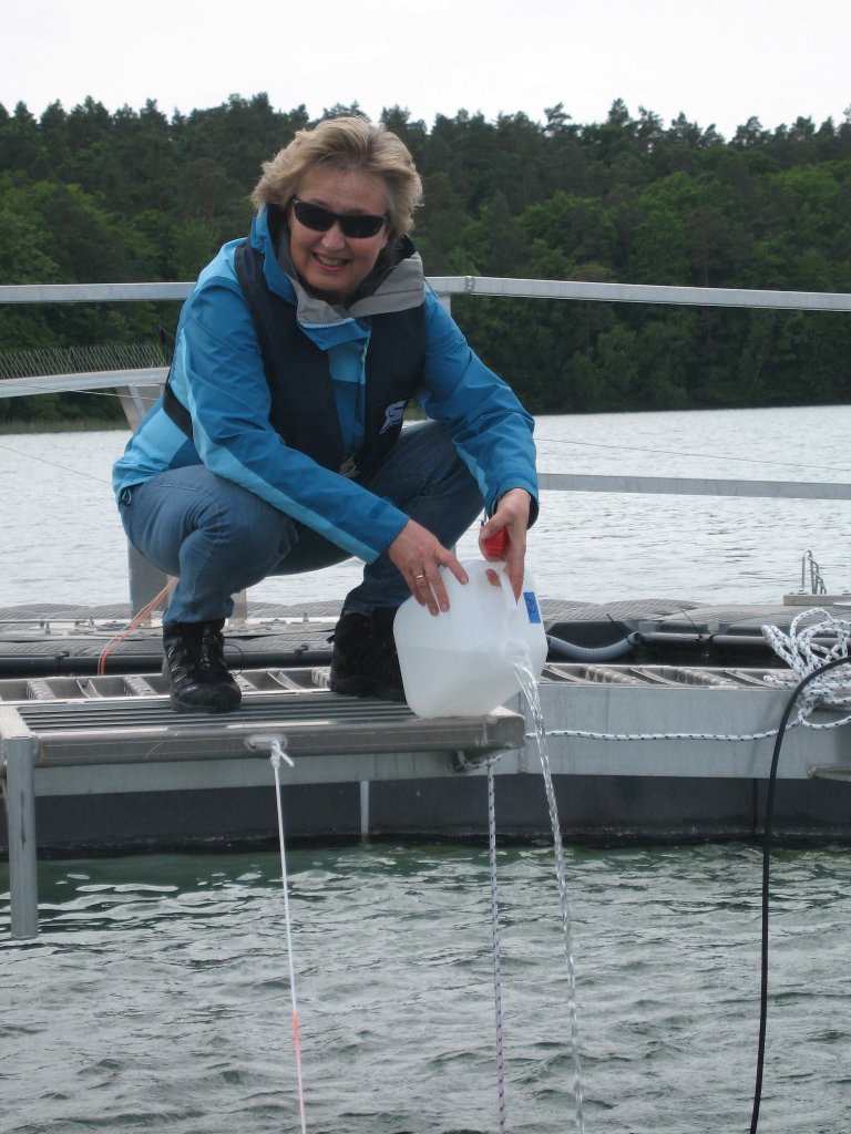 Kvinne på feltarbeid ved vann