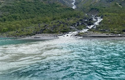 Elveutløp med synlige sedimenter.