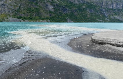 Elveutløp med synlige sedimenter.