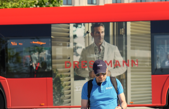 Mann foran buss