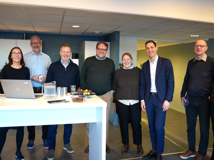 Klima- og miljøministeren omgitt av nøkkelpersoner i NIVA