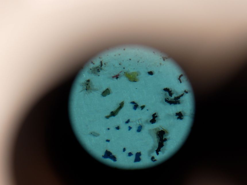 Mikroskopbilde av plastpartikler 