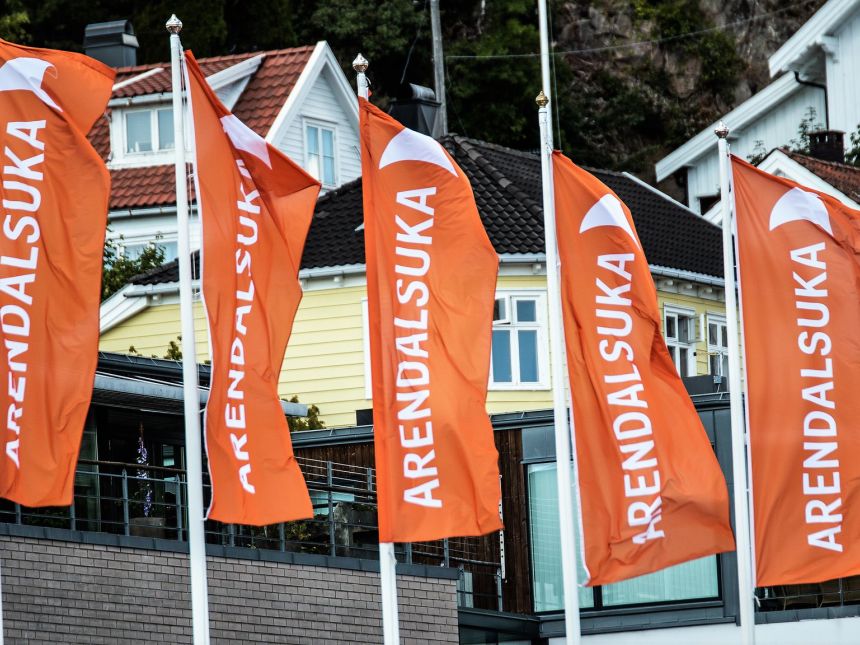Oransje flagg med logoen til Arendalsuka
