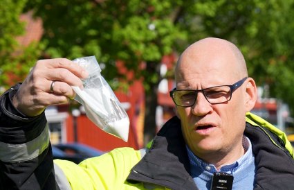 Mann holder opp pose med hvitt innhold.