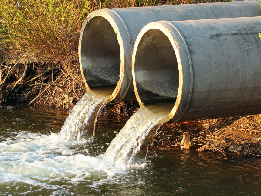 Utslipp av kloakk i en elv. Fotograf: aquatarkus (IStock Getty Images)