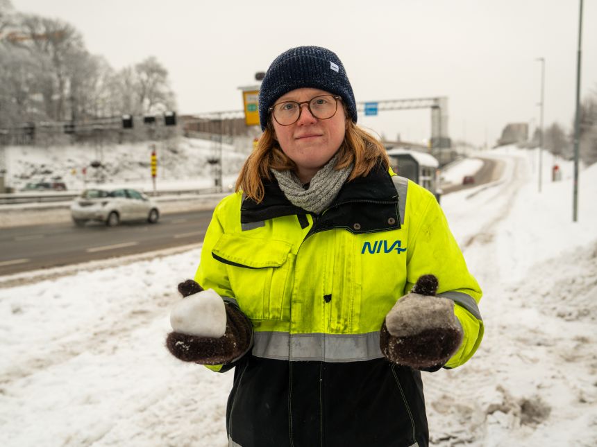 Person holder to snøklumper