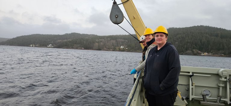 3 mennesker på en skip med hjelm