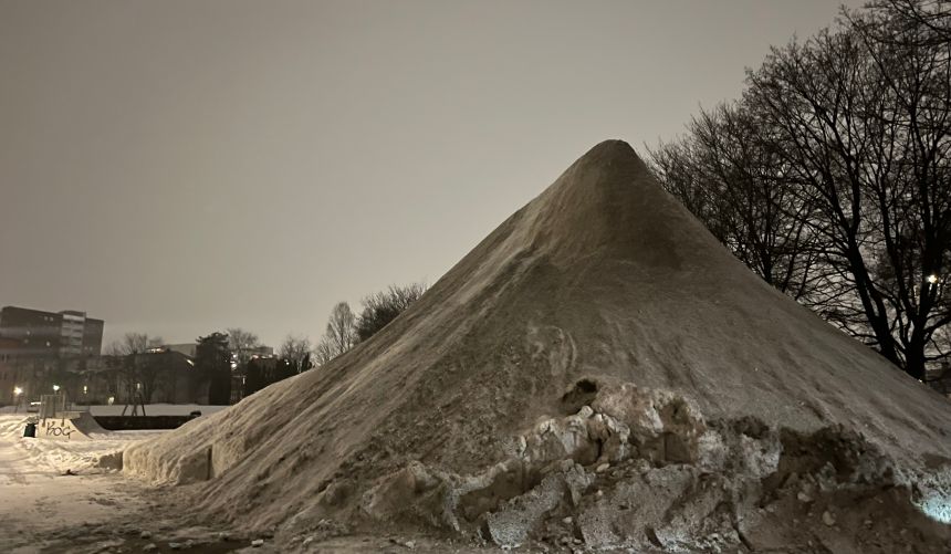 En stor haug med skitten snø utendørs.