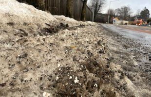 Skitten snø i en veikant.