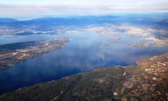 Flyfoto av fjord