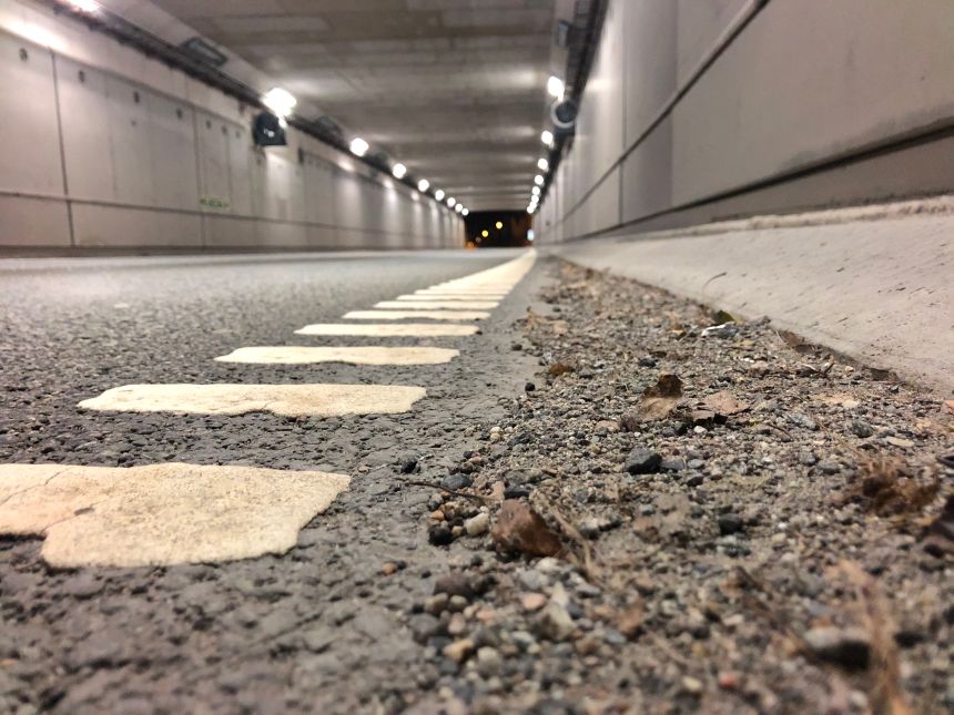 Bildekkpartikler er én av de største kildene til mikroplast i miljøet. Her ser vi veistøv i Smestad-tunnelen i Oslo. (Foto: Elisabeth Rødland)